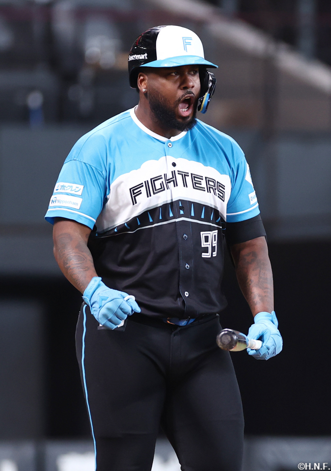 7回裏、ライトへ勝ち越しの本塁打を放つレイエス選手02