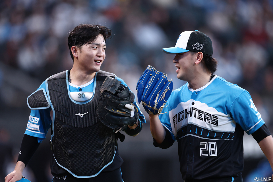 8回表を抑えた河野投手と郡司選手