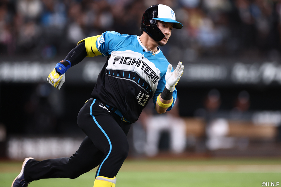 8回裏、ライトへヒットを放った水野選手