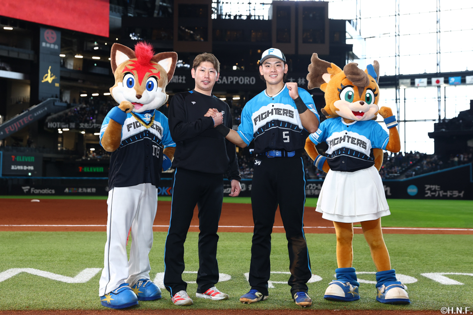 ヒーローの加藤貴投手と野村選手02