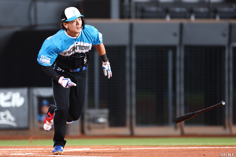 1回裏、ライトへ適時打を放つ野村選手