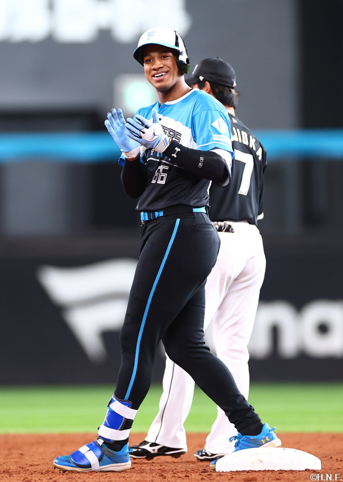 2回裏、レフトへ二塁打を放った万波選手