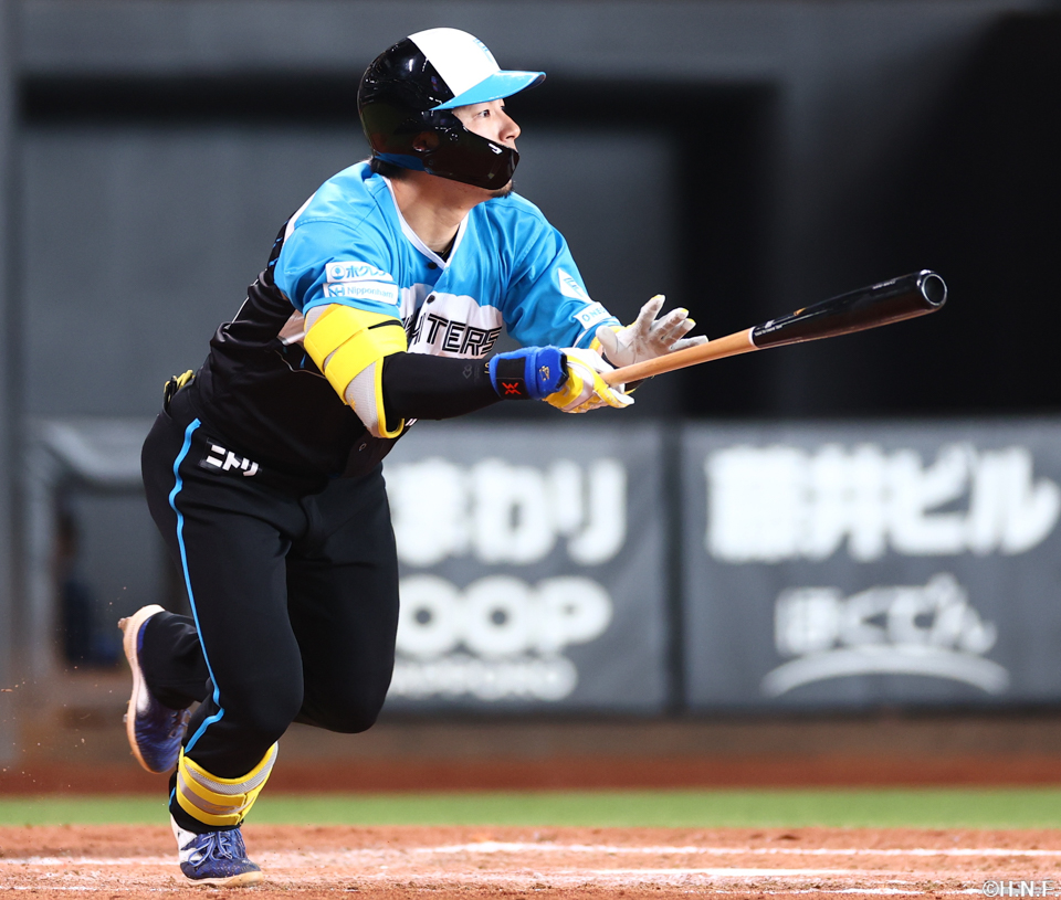 2回裏、ライトへ適時三塁打を放つ水野選手01