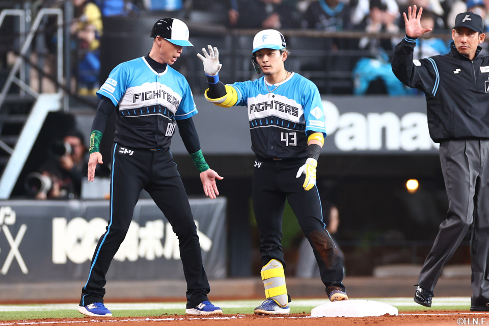 2回裏、ライトへ適時三塁打を放つ水野選手02