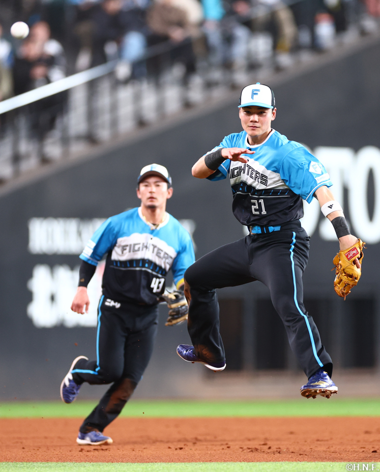 3回表、好守をみせる清宮選手