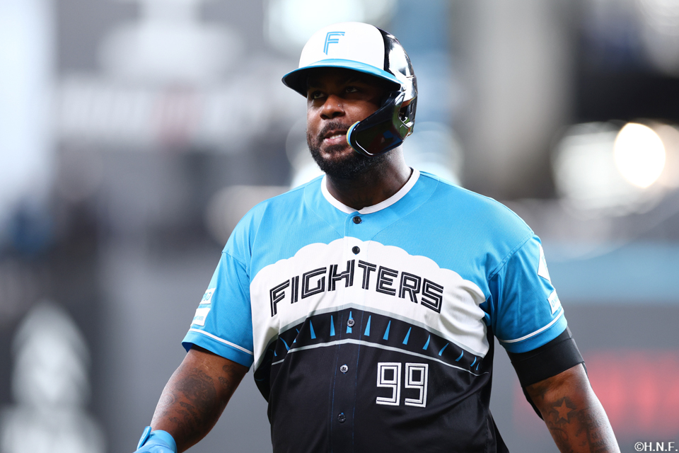 3回裏、右邪飛に倒れたレイエス選手