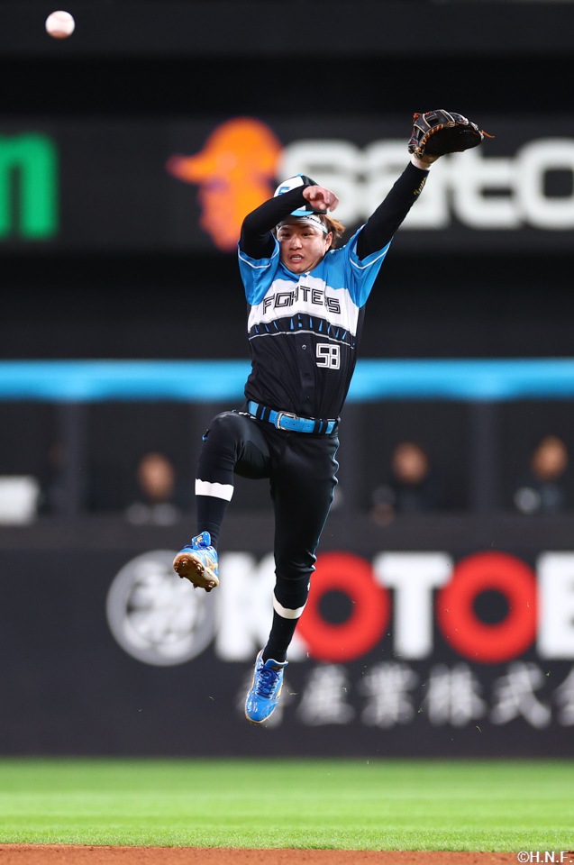 5回表、一塁へ送球する奈良間選手