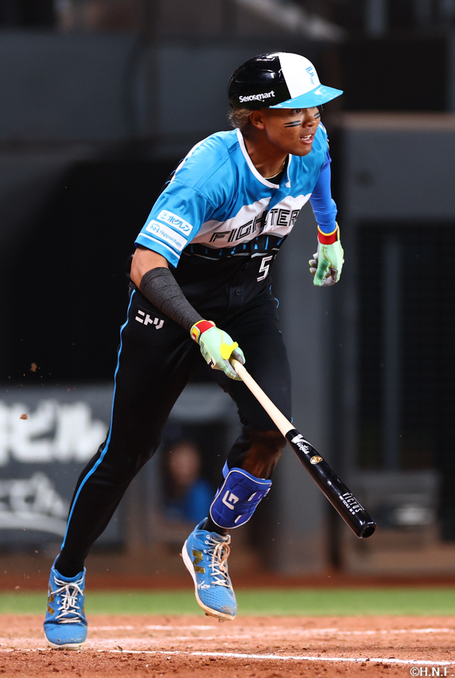 5回裏、センターへヒットを放つ水谷選手01