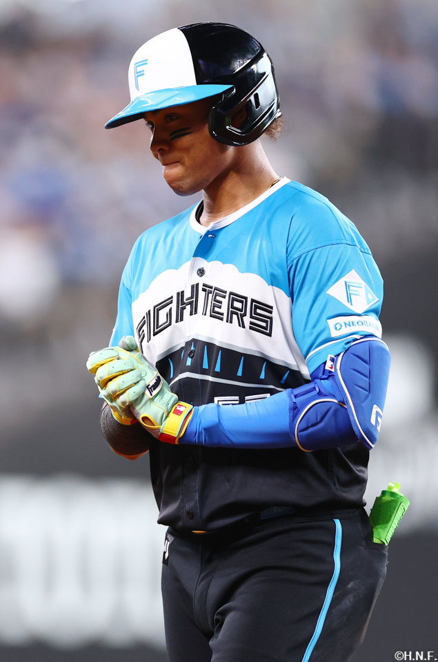 5回裏、センターへヒットを放つ水谷選手02