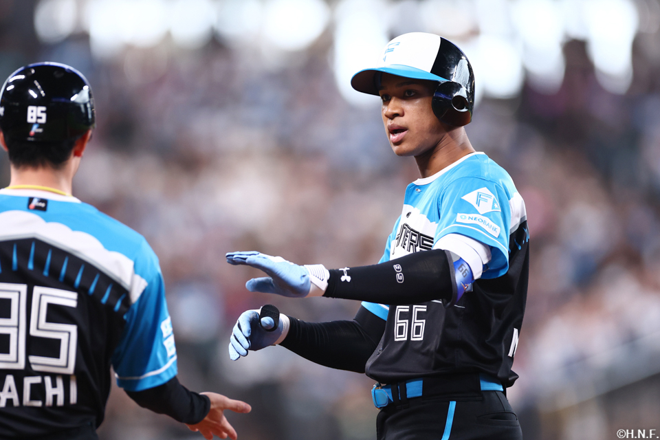 7回裏、センターへヒットを放った万波選手