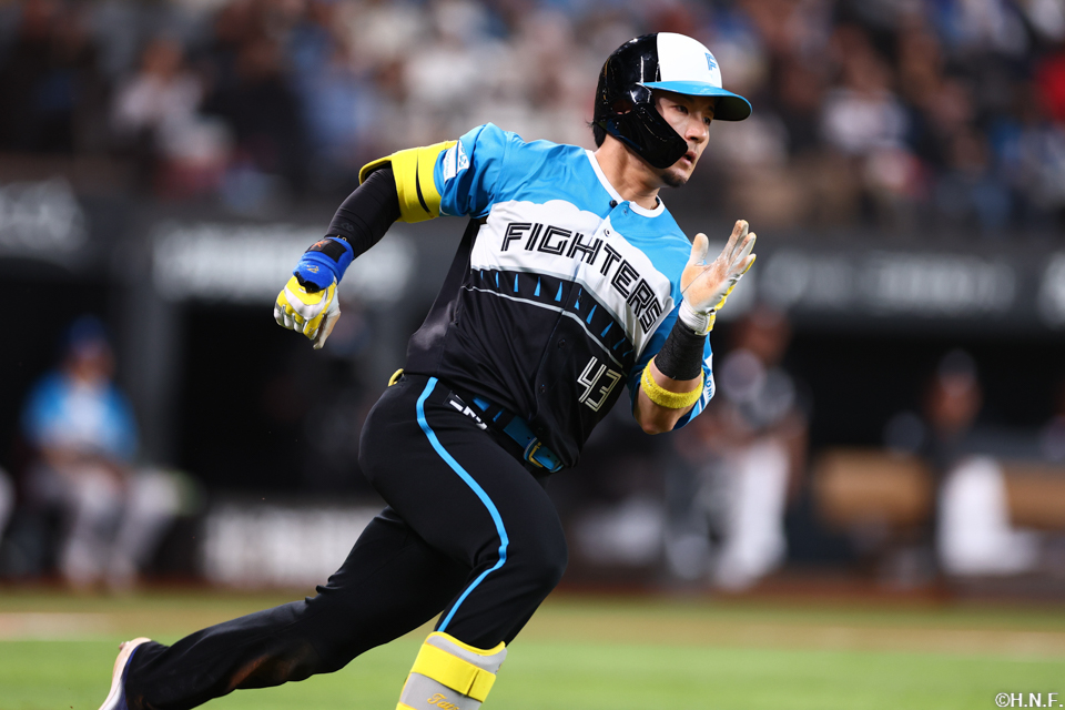7回裏、ライトへヒットを放つ水野選手