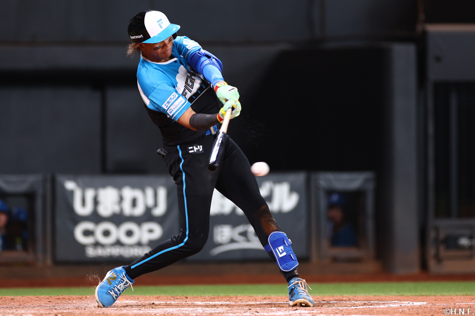 7回裏、センターへ適時打を放つ水谷選手01