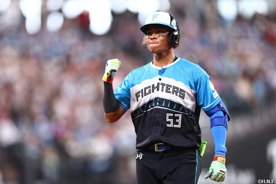 7回裏、センターへ適時打を放つ水谷選手02