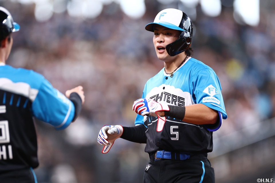 8回裏、ライトへヒットを放った野村選手