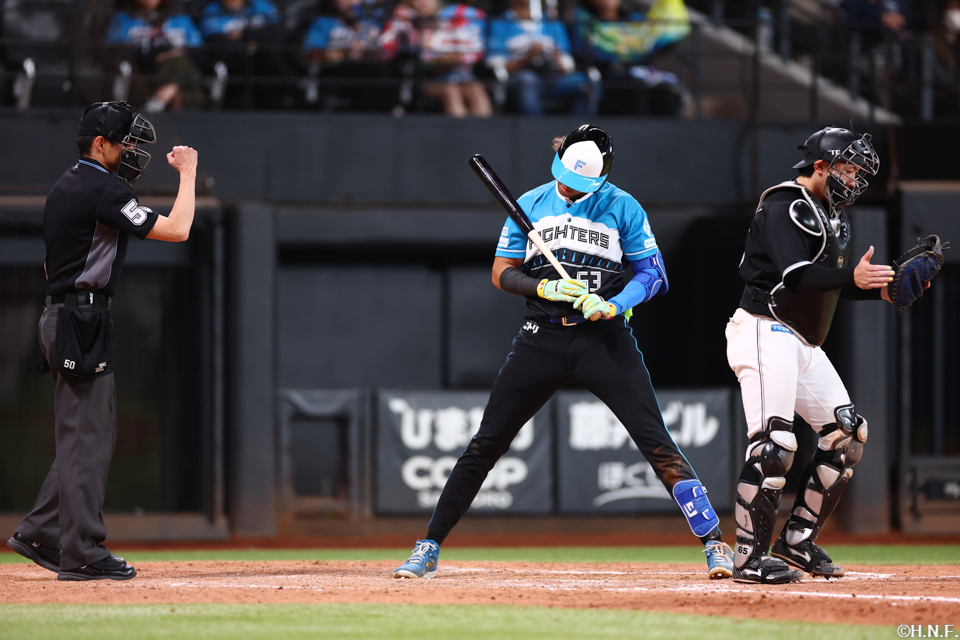 9回裏、三振に倒れる水谷選手