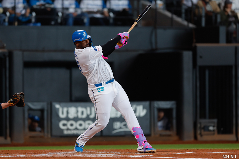2回裏、センターへヒットを放つレイエス選手