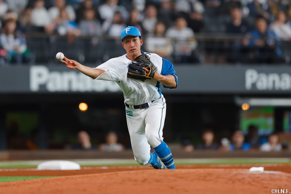 3回表、一塁へ送球する有薗選手