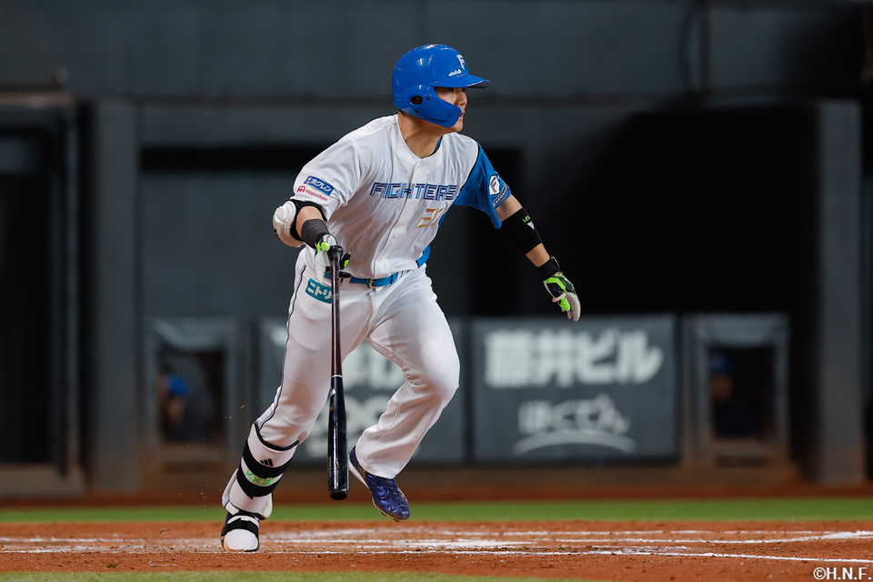 3回裏、ライトへヒットを放つ清宮選手