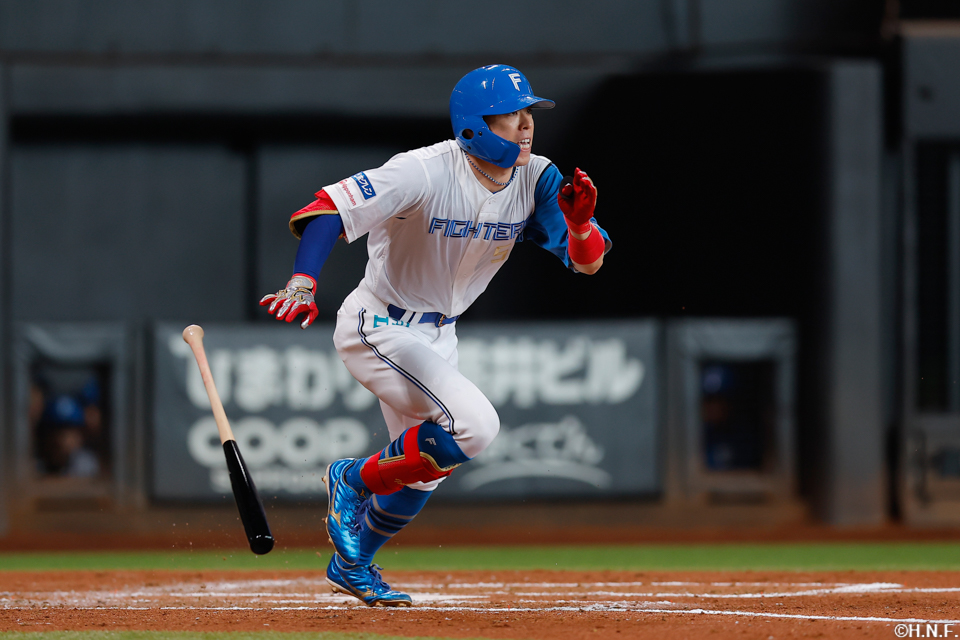 3回裏、ライトへヒットを放つ五十幡選手