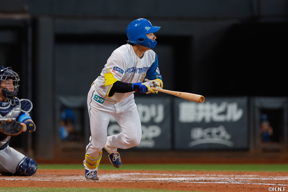 7回裏、センターへヒットを放つ水野選手