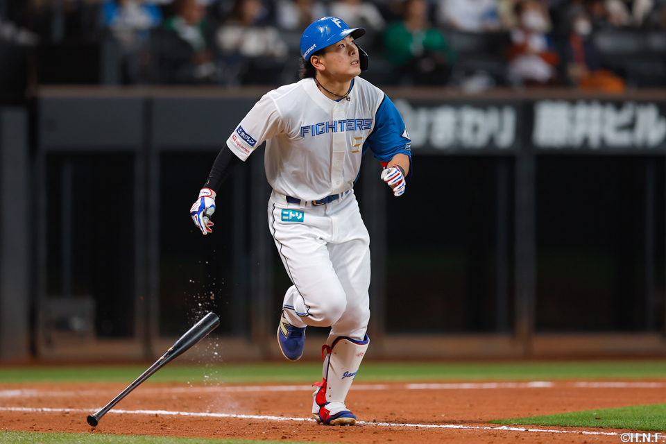 8回裏、ライトへ二塁打を放つ野村選手01