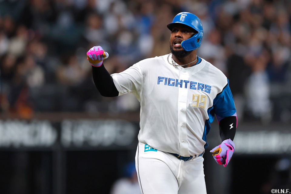 8回裏、レフトへ3ランを放つレイエス選手02