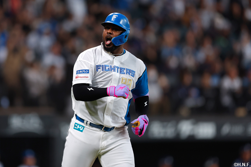 8回裏、レフトへ3ランを放つレイエス選手03