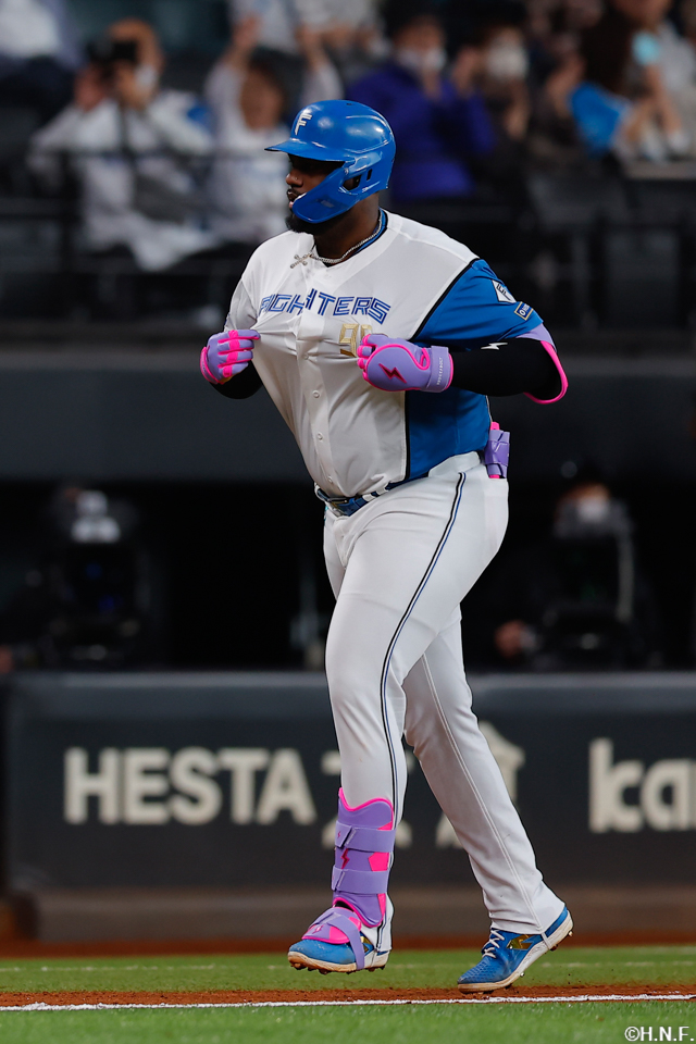 8回裏、レフトへ3ランを放つレイエス選手04