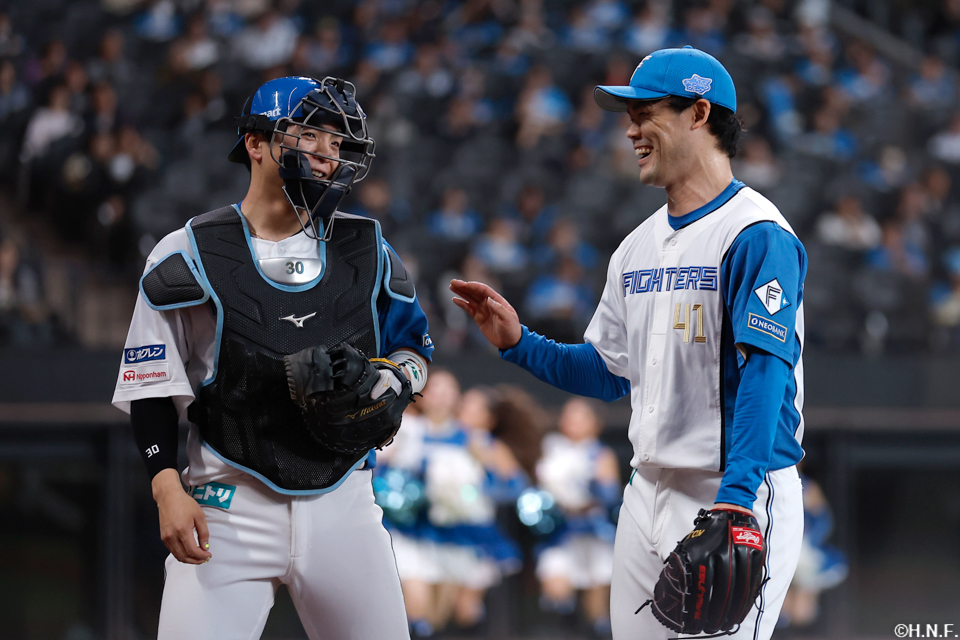 9回を抑えた福谷投手と郡司選手