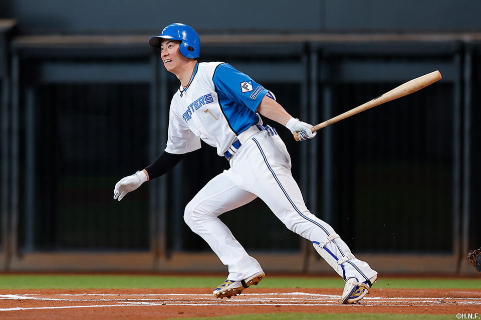 1回裏、レフトへヒットを放つ松本剛選手