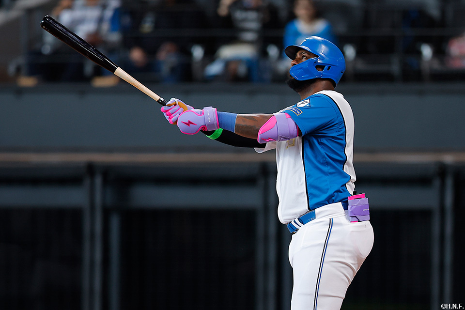 1回裏、先制の2ランを放つレイエス選手