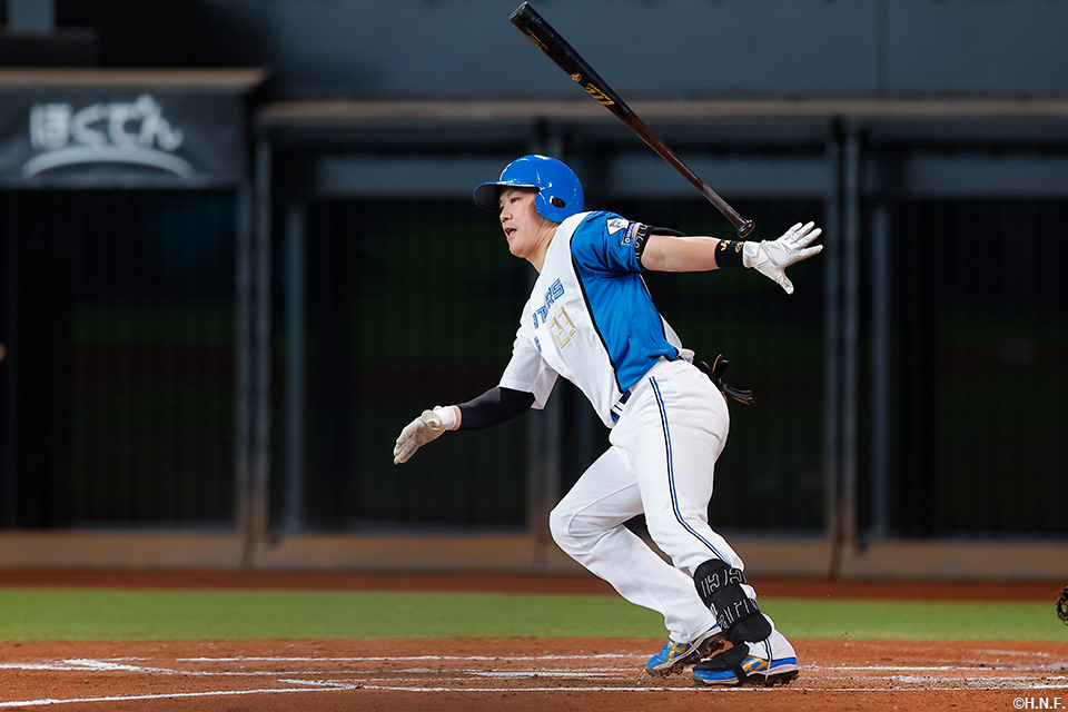 2回裏、レフトへヒットを放つ伏見選手