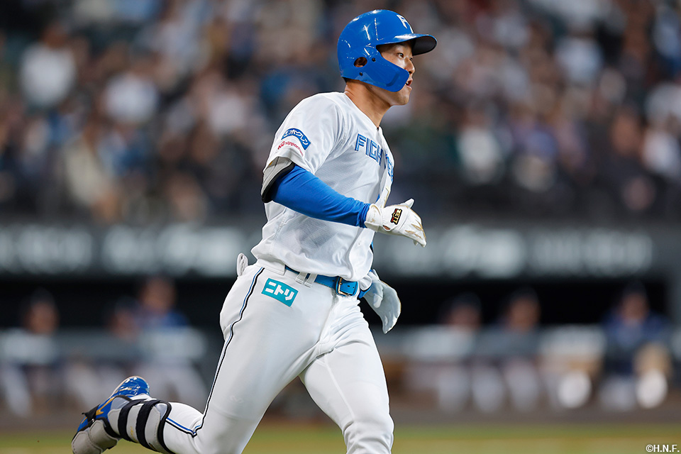 4回裏、ライトへ二塁打を放った石井選手