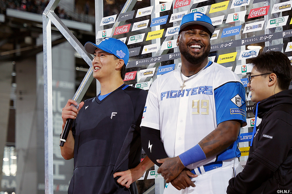 ヒーローの達投手とレイエス選手01