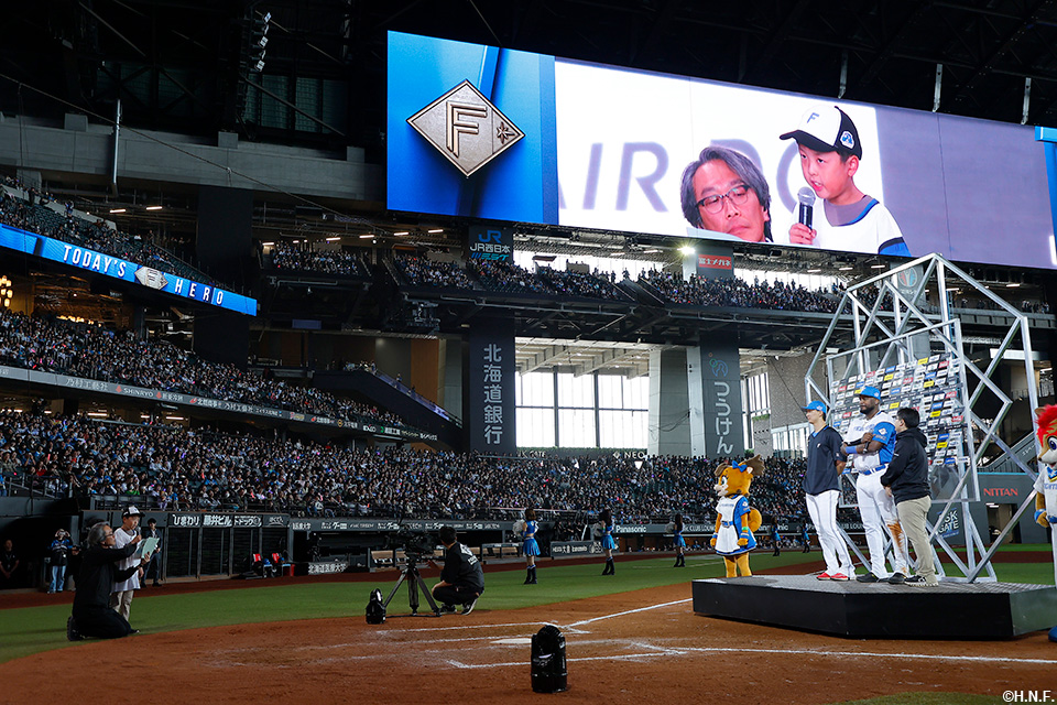 ヒーローの達投手とレイエス選手02