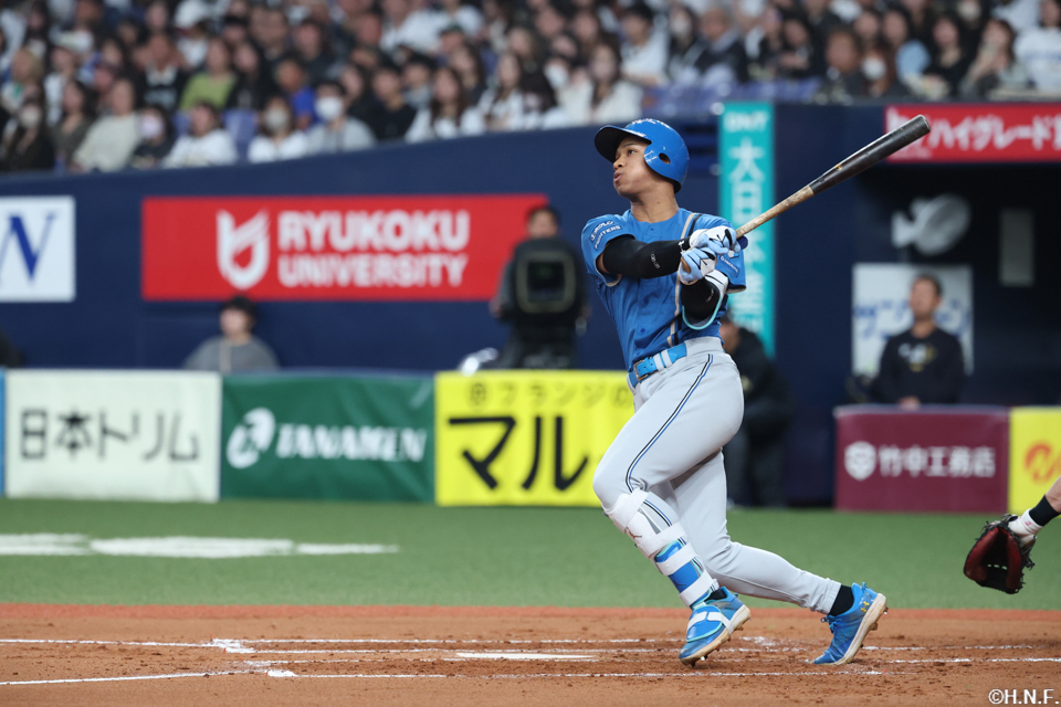 2回表、レフトへ二塁打を放つ万波選手