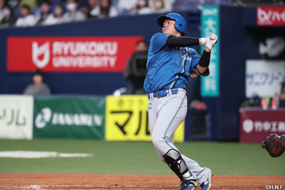 4回表、レフトへ二塁打を放つ吉田選手