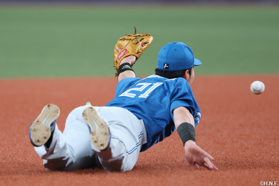 8回裏、スライディングキャッチを試みる清宮選手