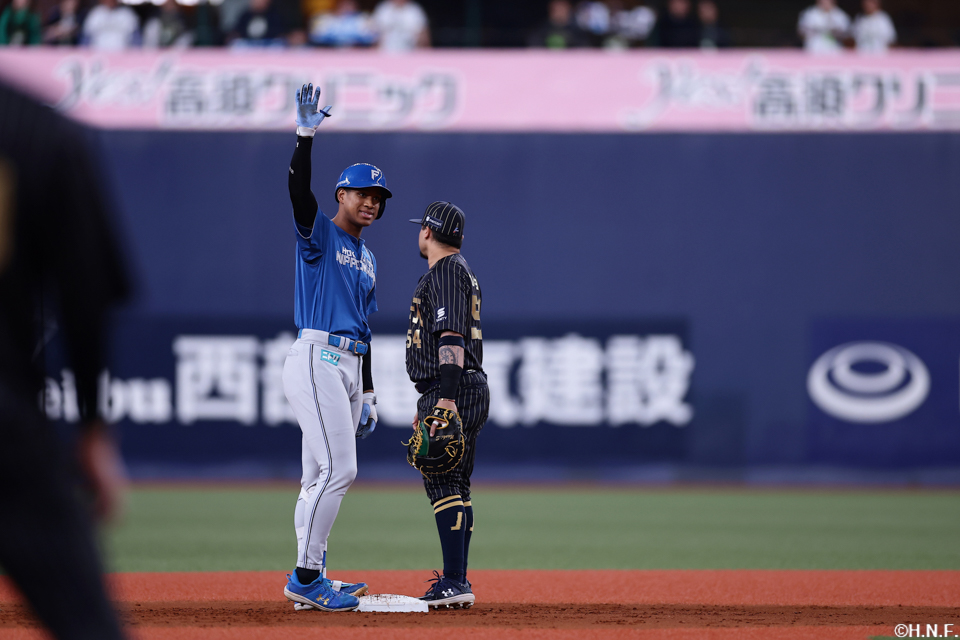 2回表、ライトへ適時二塁打を放った万波選手