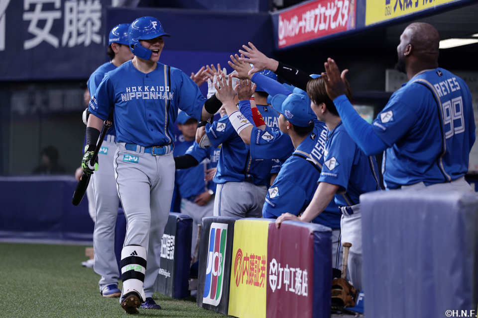 6回表、ライトへ2ランを放った清宮選手