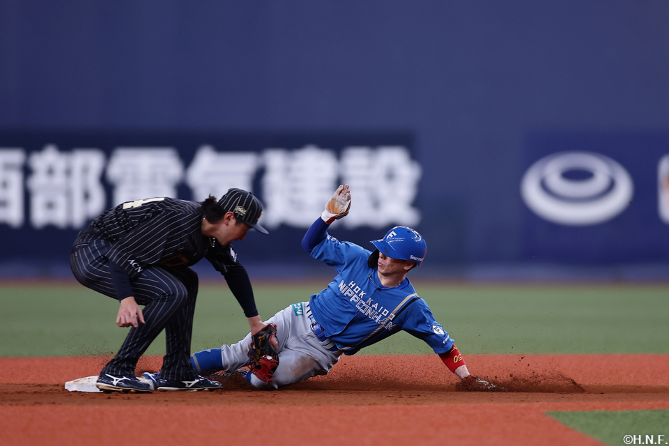 7回表、盗塁をきめる五十幡選手
