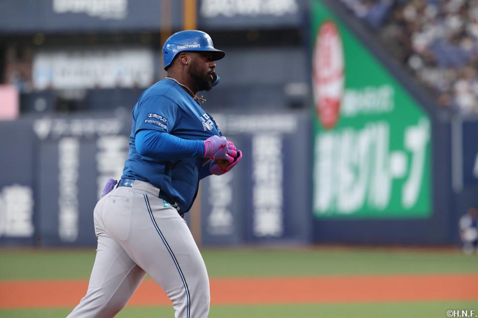 1回表、センターへ先制の2ランを放ったレイエス選手