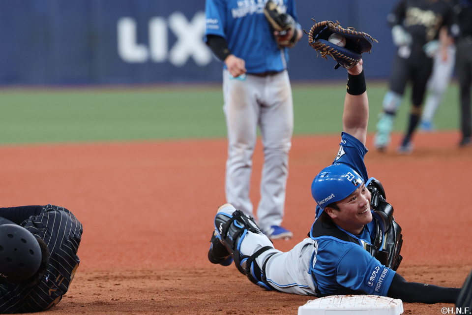 5回裏、二塁走者をアウトにする伏見選手