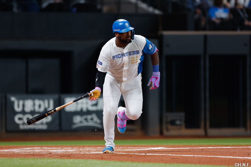 1回裏、センターへヒットを放つレイエス選手01