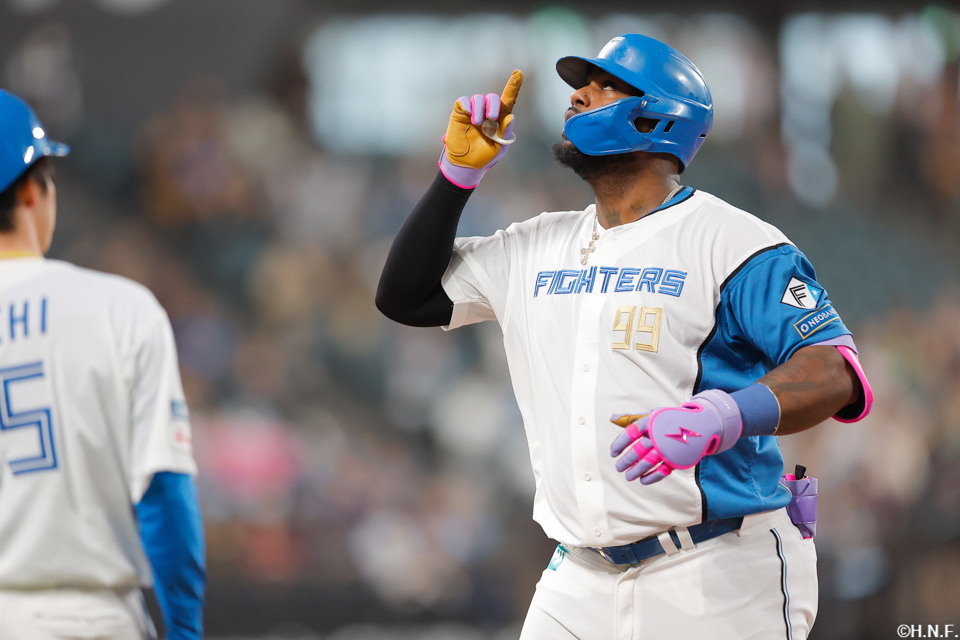 1回裏、センターへヒットを放つレイエス選手02