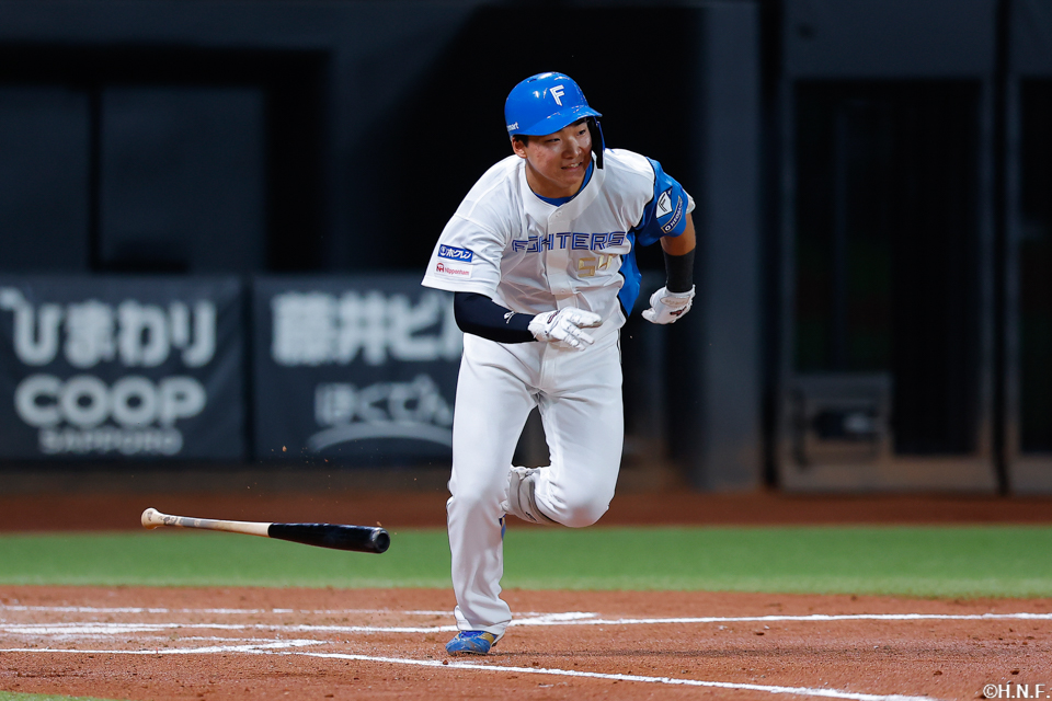 2回裏、ライトへヒットを放つ山縣選手01