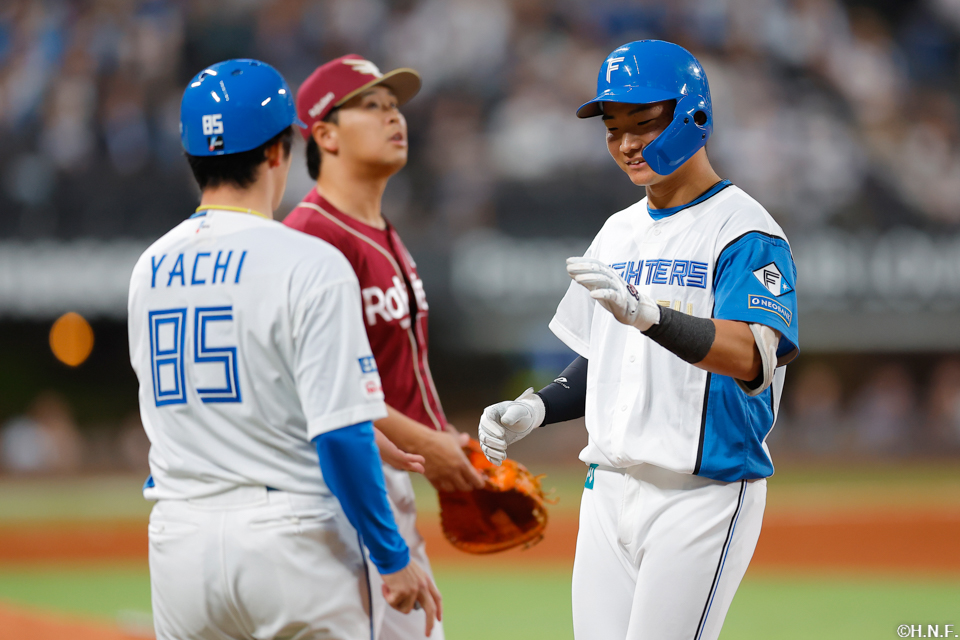 2回裏、ライトへヒットを放つ山縣選手02