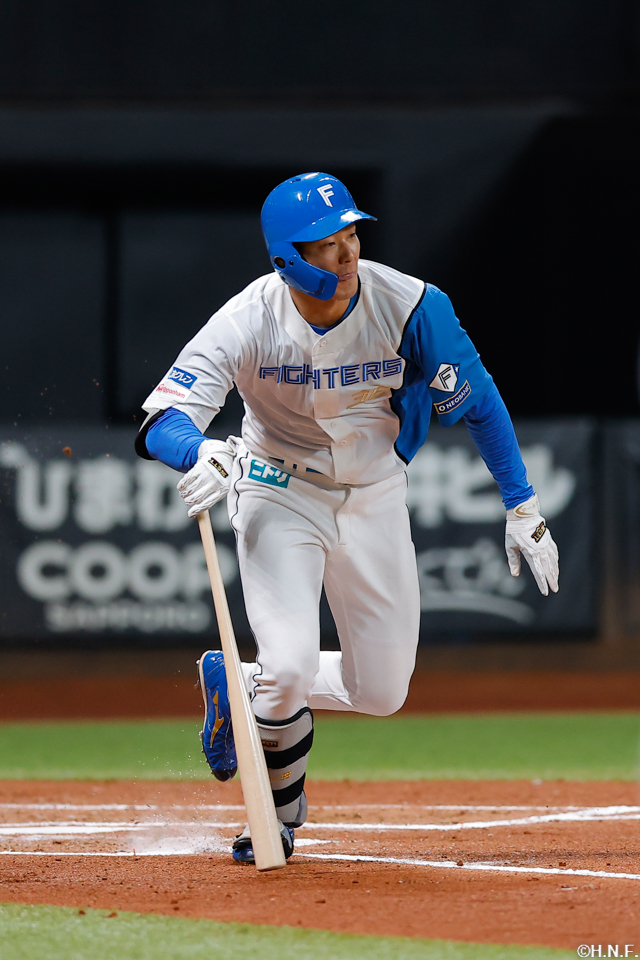 2回裏、ライトへ先制の適時打を放つ石井選手