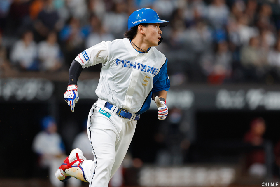 3回裏、センターへ適時二塁打を放つ野村選手