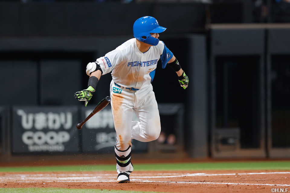 3回裏、センターへヒットを放つ清宮選手01